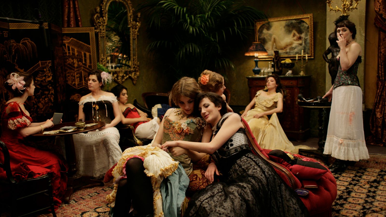 Kadr z filmu Apollonide. Zza okien domu publicznego