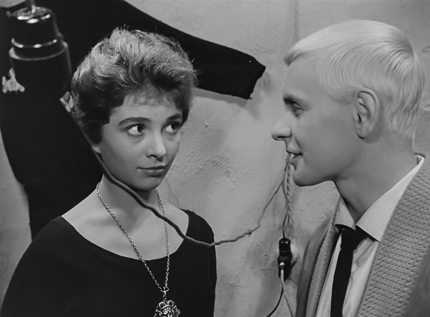 Kadr z filmu Niewinni czarodzieje